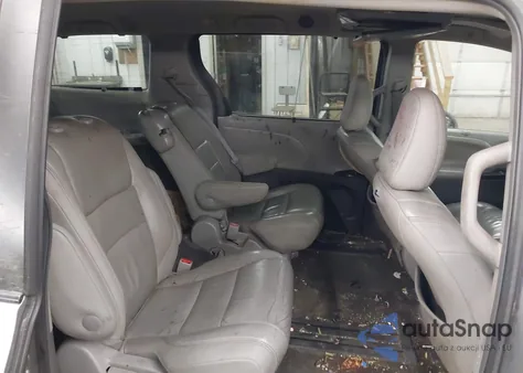 2015 Toyota Sienna Xle 8 Passenger z USA, uszkodzony, nr VIN 5TDYK3DC2FS558117